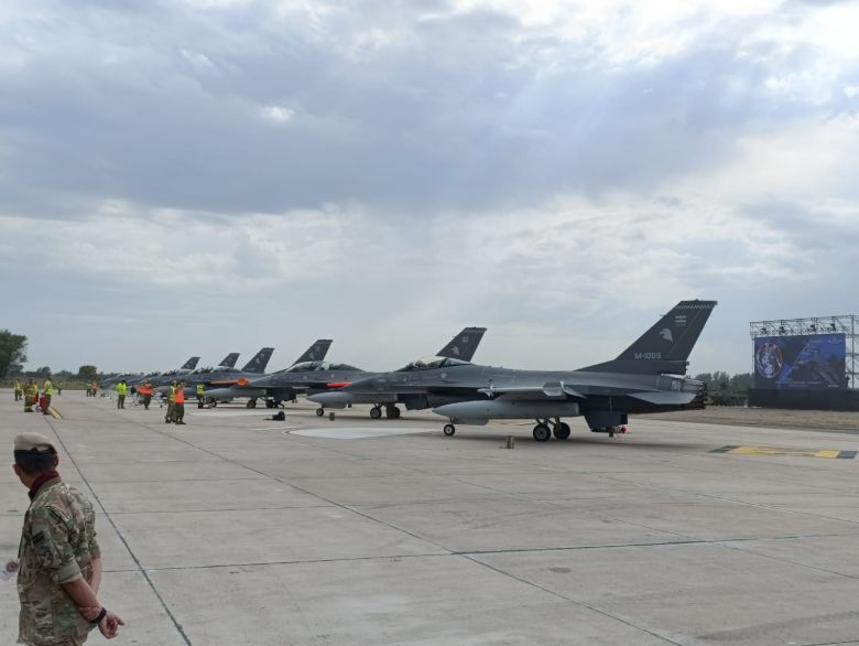 Todas las imágenes del acto oficial por los F-16