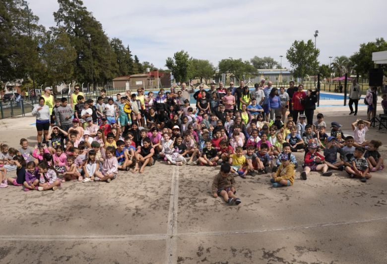 Comenz&oacute; la Escuela de Verano en la pileta comunitaria del barrio San Juan Bautista