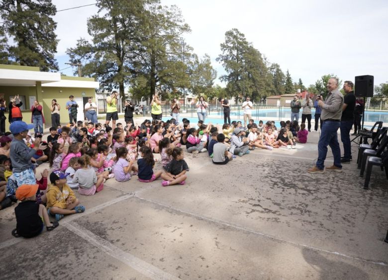 Comenz&oacute; la Escuela de Verano en la pileta comunitaria del barrio San Juan Bautista