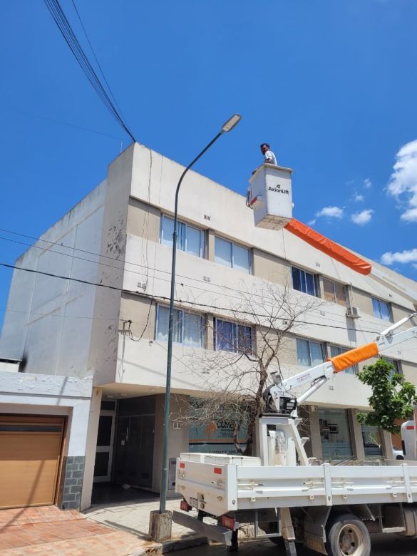 Se instalan postes de alumbrado p&uacute;blico en Barrio G&uuml;emes