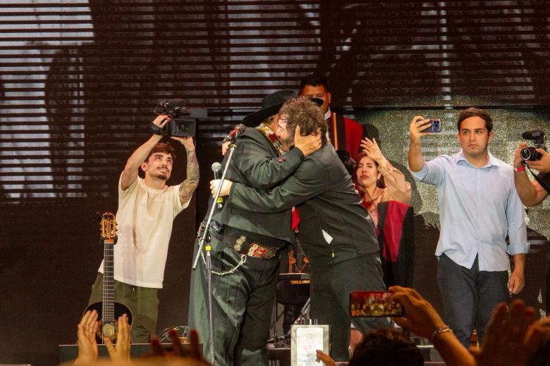 Javier Milei cant&oacute; con el Chaque&ntilde;o Palavecino y le agradeci&oacute; a C&oacute;rdoba