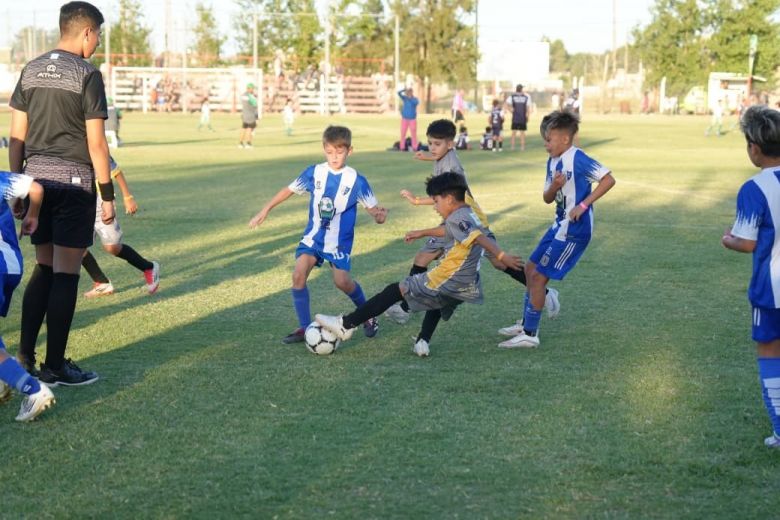 El intendente Accastello acompa&ntilde;&oacute; el desarrollo del mundialito de f&uacute;tbol infantil 