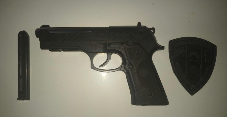 Amenazaron a una mujer con una r&eacute;plica de arma y cayeron en una camioneta robada