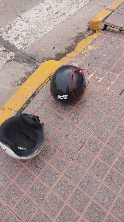 Grave accidente: una moto Uber termin&oacute; bajo un cami&oacute;n y hay una mujer herida