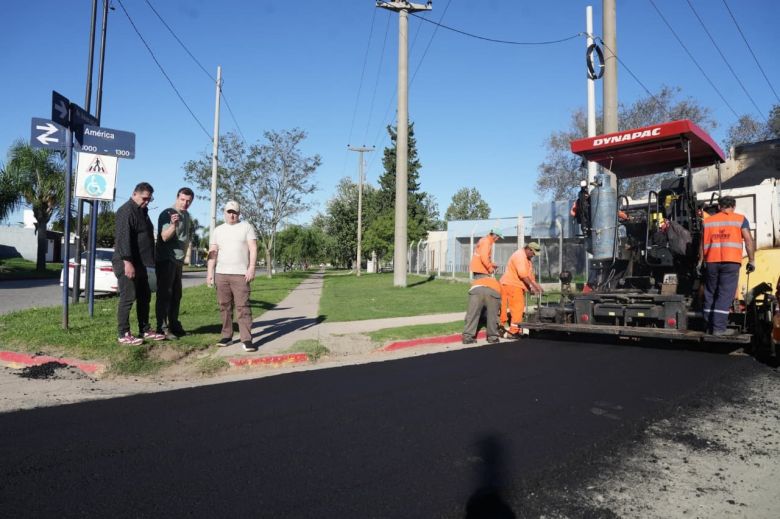 Avanza la pavimentaci&oacute;n en barrio San Juan Bautista y el cantero central de la Avd. Mercedarios en los Olmos 