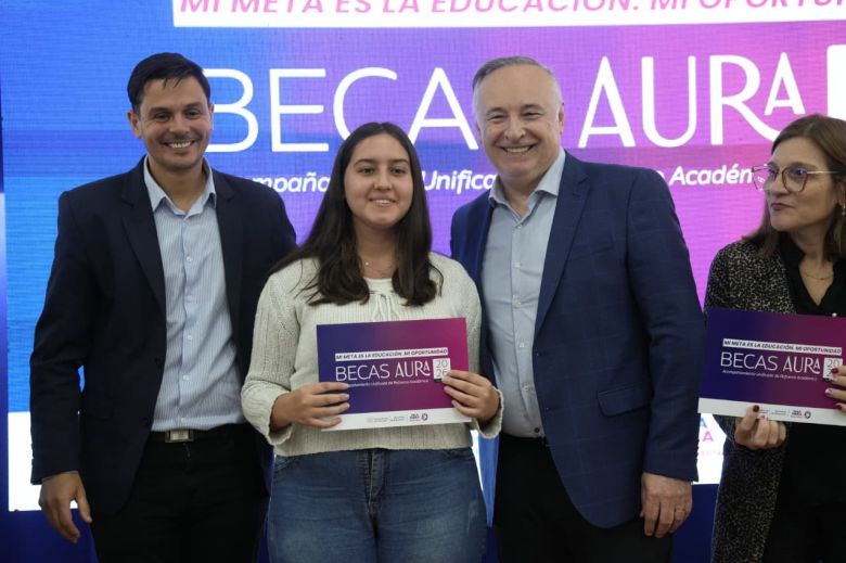 El municipio entreg&oacute; 300 becas AURA a estudiantes de nivel superior