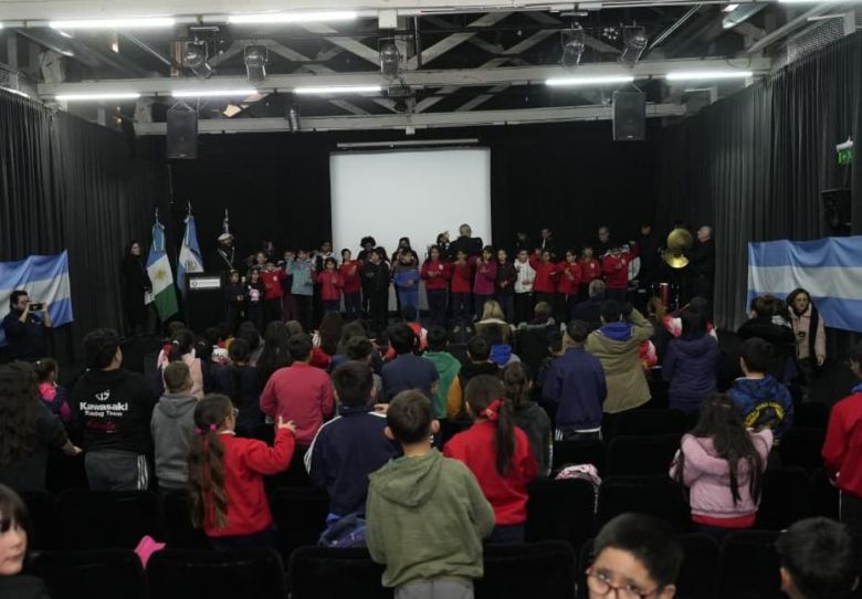 Accastello particip&oacute; de una actividad escolar por el d&iacute;a del Himno Nacional