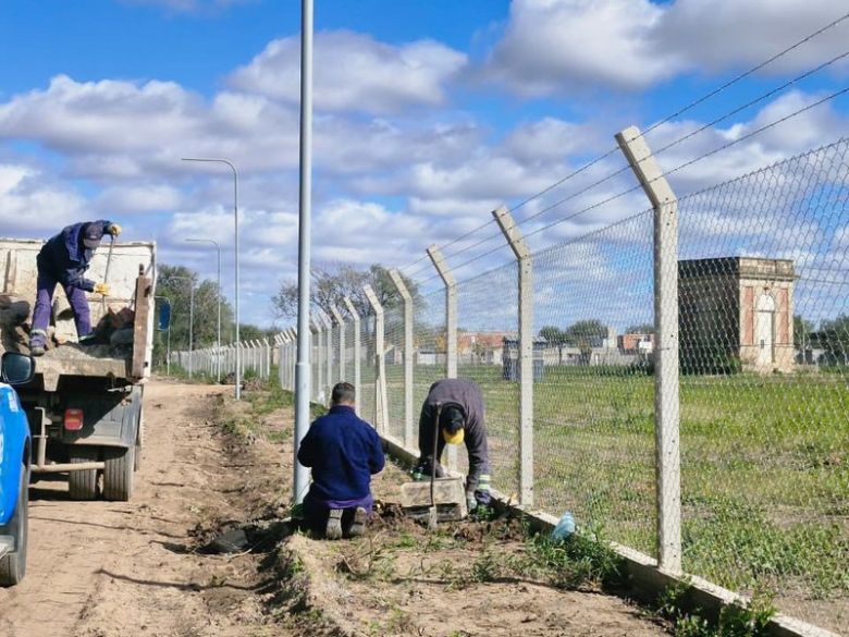 Colocan luces led en el per&iacute;metro del nuevo predio deportivo de barrio Las Acacias