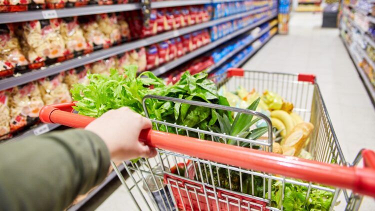 Casi un 66% de los trabajadores destina la mayor parte de su sueldo en ir al supermercado 