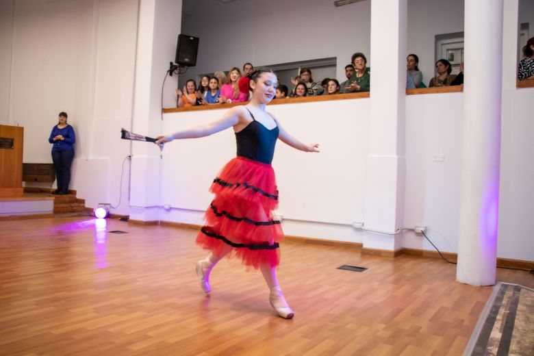 Más de 100 artistas celebraron el día de la danza en el Concejo Deliberante